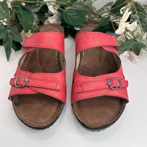 NWOT Soft Comfort Bandwagon Sandals Women's Size 10 Salmon Color Buckle Slip-on